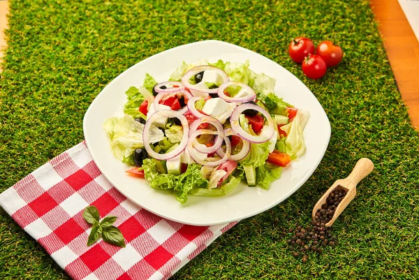 Görög Saláta Friss Zöldségekkel Feta Sajttal Olajbogyóval Egészséges Élelmiszer — Stock Fotó