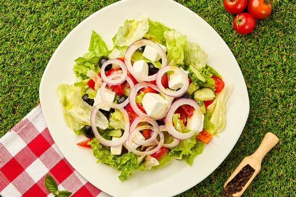 Görög Saláta Friss Zöldségekkel Feta Sajttal Olajbogyóval Egészséges Élelmiszer — Stock Fotó