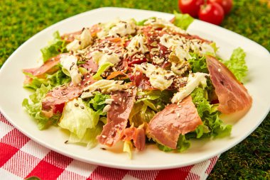 Kızarmış jambonlu salata ve yeşil çimenli jambon.