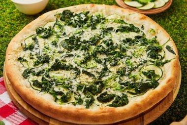 Vejetaryenler için ıspanaklı pizza. Sağlıklı beslenme vejetaryen yaşam tarzı. Modern İtalyan mutfağı.