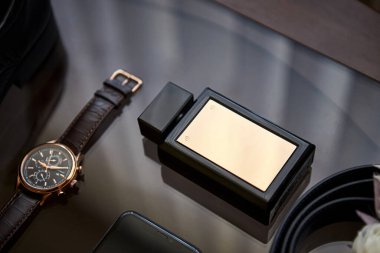 Bir iş adamının farklı aksesuarları ahşap bir arka planda yatar.