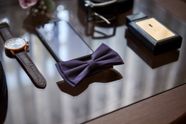 Bir iş adamının farklı aksesuarları ahşap bir arka planda yatar.