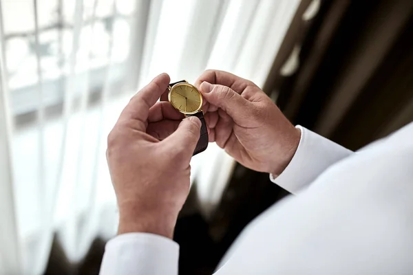 Forretningsmann Som Sjekker Tiden Armbåndsuret Mann Som Stiller Klokka Brudgom – stockfoto