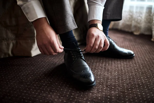 Buty Ubraniami Biznesmena Człowiek Szykujący Się Pracy Pan Młody Przed — Zdjęcie stockowe
