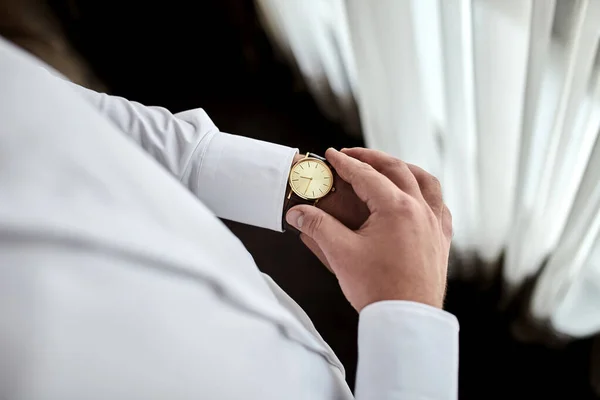 Geschäftsmann Der Die Uhrzeit Seiner Armbanduhr Kontrolliert Mann Der Die — Stockfoto