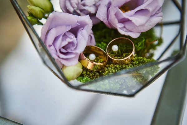 Jegygyűrűk Feküdnek Egy Gyönyörű Doboz Virágok Mint Menyasszonyi Kiegészítők — Stock Fotó