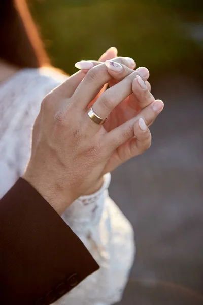 Жених Невеста Держатся Руки Улице Свадебная Тема — стоковое фото