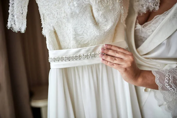 Matin Mariée Quand Elle Porte Une Belle Robe Femme Préparant — Photo