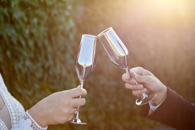 Kutlama için kadeh kaldıran bir çift. Elinde flüt tutan iki kişi tezahürat yapıyor.