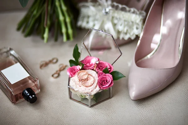 Bruids Accessoires Zoals Schoenen Boeket Ring Parfum Liggen Een Tafel — Stockfoto