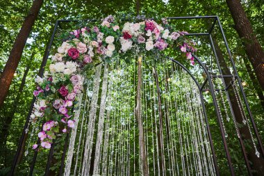 Tören için güzel bir kemer. Kırsal tarzda. Ormanda bulunuyor.