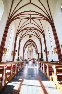 Vinnitsa, Ukrayna - 28 Ağustos 2020: Antik güzel St. Joseph kilisesi Gotik tarzda inşa edilmiştir - iç mimari