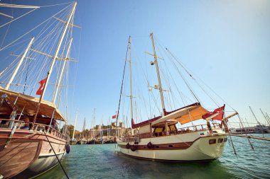 16 Eylül 2017 - Bodrum, Türkiye: Güneşli bir yaz gününde birçok yat ve tekne Bodrum marinası manzaralı. Mugla Türkiye