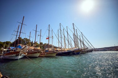 16 Eylül 2017 - Bodrum, Türkiye: Güneşli bir yaz gününde birçok yat ve tekne Bodrum marinası manzaralı. Mugla Türkiye