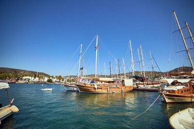 16 Eylül 2017 - Bodrum, Türkiye: Güneşli bir yaz gününde birçok yat ve tekne Bodrum marinası manzaralı. Mugla Türkiye