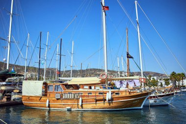 16 Eylül 2017 - Bodrum, Türkiye: Güneşli bir yaz gününde birçok yat ve tekne Bodrum marinası manzaralı. Mugla Türkiye