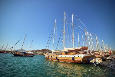 16 Eylül 2017 - Bodrum, Türkiye: Güneşli bir yaz gününde birçok yat ve tekne Bodrum marinası manzaralı. Mugla Türkiye