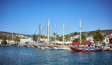 16 Eylül 2017 - Bodrum, Türkiye: Güneşli bir yaz gününde birçok yat ve tekne Bodrum marinası manzaralı. Mugla Türkiye