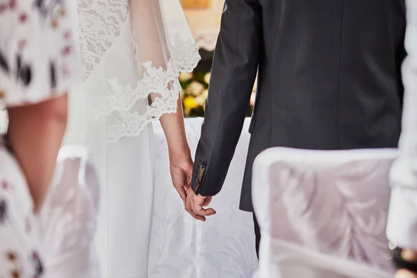 Νεόνυμφοι Κρατιούνται Χέρι Χέρι Κατά Διάρκεια Ενός Γάμου Καθολική Εκκλησία — Φωτογραφία Αρχείου