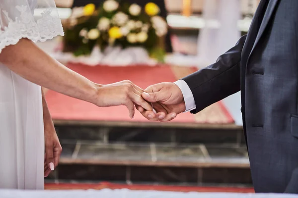 Recém Casados Dão Mãos Durante Casamento Uma Igreja Católica — Fotografia de Stock