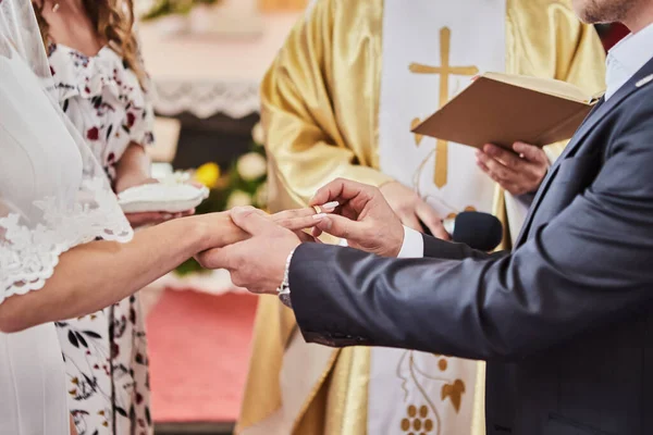 Newlyweds Exchange Rings Wedding Catholic Church — Stock Photo, Image