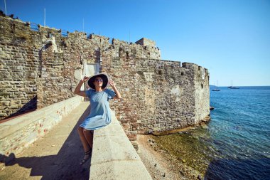 Bodrum Kalesi 'nde İnanılmaz Manzaranın Zevkini Çıkartan Kadın. Türkiye 'de Yaz Tatili