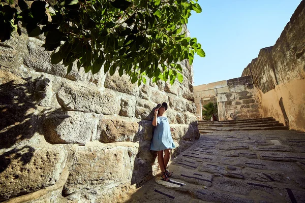 Eine Frau Genießt Die Atemberaubende Aussicht Der Burg Von Bodrum — Stockfoto