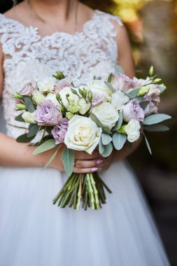 Gelinin elindeki buket, düğün töreninden önce hazırlanan kadın.