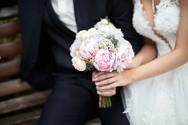 Pengantin Wanita Memegang Buket Pernikahan Tangan Berdiri Dekat Pengantin Pria — Stok Foto