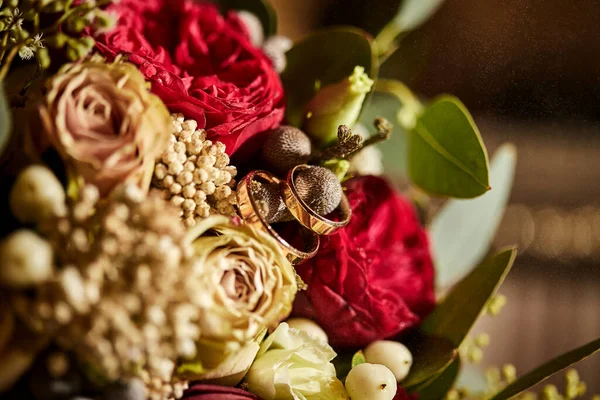 Anillos Boda Encuentran Hermoso Ramo Como Accesorios Nupciales — Foto de Stock