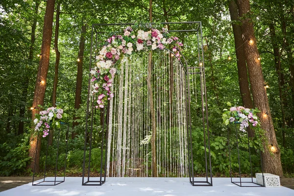 Tören için güzel bir kemer. Kırsal tarzda. Ormanda bulunuyor.