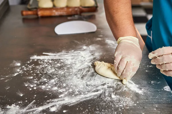 Chef Manos Prepara Tartas Manzana Cocina Del Restaurante Proceso Hacer — Foto de Stock