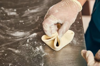 Şef elleri restoranın mutfağında vişneli turta hazırlıyor. Tatlı çörekler yapma süreci. Fırında pişirmek için çiğ hamur.. 