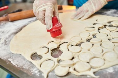 Şefin elleri arka planda el yapımı ravioli ve un serpiştirilmiş khinkali ile yapılan hamur tatlısı pişiriyor. Lezzetli ev yemekleri..