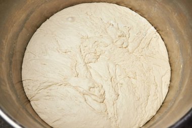 Üretimde hamuru profesyonel yoğurucu makinesiyle karıştırmak. Un ürünleri yapmak için ekipman