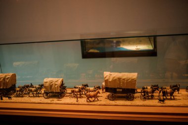 SHABO, UKRAINE - 29 Haziran 2021: Müzeye yakın Shabo bölgesine seyahat eden İsviçreli yerleşimcilerin rakamları. Shabo, tam üretim döngüsüne sahip bir Ukrayna şarap üretim tesisidir.