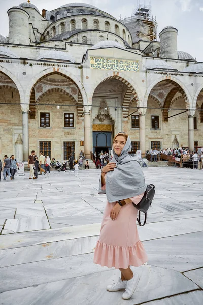 Istanbul Turchia 2019 Giovane Viaggiatrice Testa Sciarpa Vicino Alla Moschea — Foto Stock