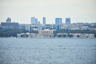 İSTANBUL, TURKEY - 12 Ekim 2019: Dolmabahçe Sarayı, manzara İstanbul, Türkiye