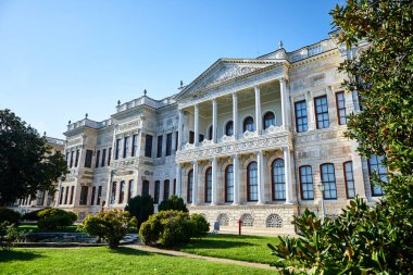 İSTANBUL, TURKEY - 12 Ekim 2019: İstanbul 'daki Dolmabahçe Sarayı. Türkiye 'nin en büyük sarayı ve dünyanın en görkemli saraylarından biridir.
