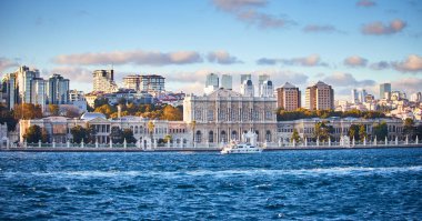 İSTANBUL, TURKEY - 12 Ekim 2019: Dolmabahçe Sarayı, manzara İstanbul, Türkiye