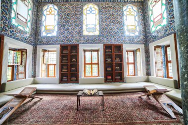 İstanbul, Türkiye - 11 Ekim 2019: İstanbul Topkapı Sarayı 'ndaki 3. Ahmet Kütüphanesi iç görünümü. Topkapı, Türkiye 'nin en popüler turizm merkezi..