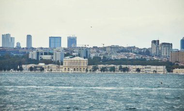 İSTANBUL, TURKEY - 12 Ekim 2019: Dolmabahçe Sarayı, manzara İstanbul, Türkiye