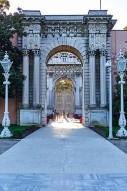 İSTANBUL, TURKEY - 12 Ekim 2019: Dolmabahce Sarayı Kapısı, İstanbul, Türkiye.