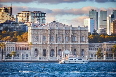 İSTANBUL, TURKEY - 12 Ekim 2019: Dolmabahçe Sarayı, manzara İstanbul, Türkiye