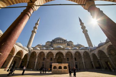 İSTANBUL / TURKEY - 10 Ekim 2019: İstanbul 'daki eski büyük Süleyman Camii' nin avlusu, kentin ünlü bir simgesidir. Muhteşem İslami Osmanlı mimarisi.