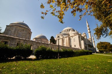 İSTANBUL / TURKEY - 10 Ekim 2019: İstanbul 'daki eski büyük Süleyman Camii, Türkiye' nin ünlü bir simgesidir. Muhteşem İslami Osmanlı mimarisi.