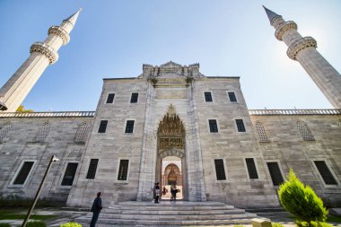 İSTANBUL / TURKEY - 10 Ekim 2019: İstanbul 'daki eski büyük Süleyman Camii' nin Avlusuna Giriş, kentin ünlü bir simgesidir. Muhteşem İslami Osmanlı mimarisi.