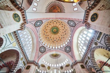 ISTANBUL / TURKEY - 10 Ekim 2019: Süleyman Camii Camii 'nin iç kesimi Türkiye' nin İstanbul şehrinin ünlü bir simgesidir. Muhteşem Osmanlı mimarisi