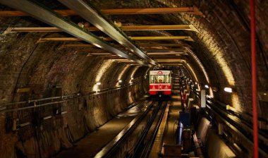 İstanbul - Türkiye, 13 Ekim 2019, Karaköy ile Beyoğlu arasındaki Tarihi Tünel Hattı (Yeraltı Füniküleri)