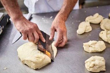 Fırıncıların elleri ekmek pişirmek için hamur oluşturur ve onu üretim tepsisine koyar.